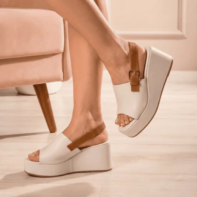 Sandales Blanches Plateforme à Boucle Dorée